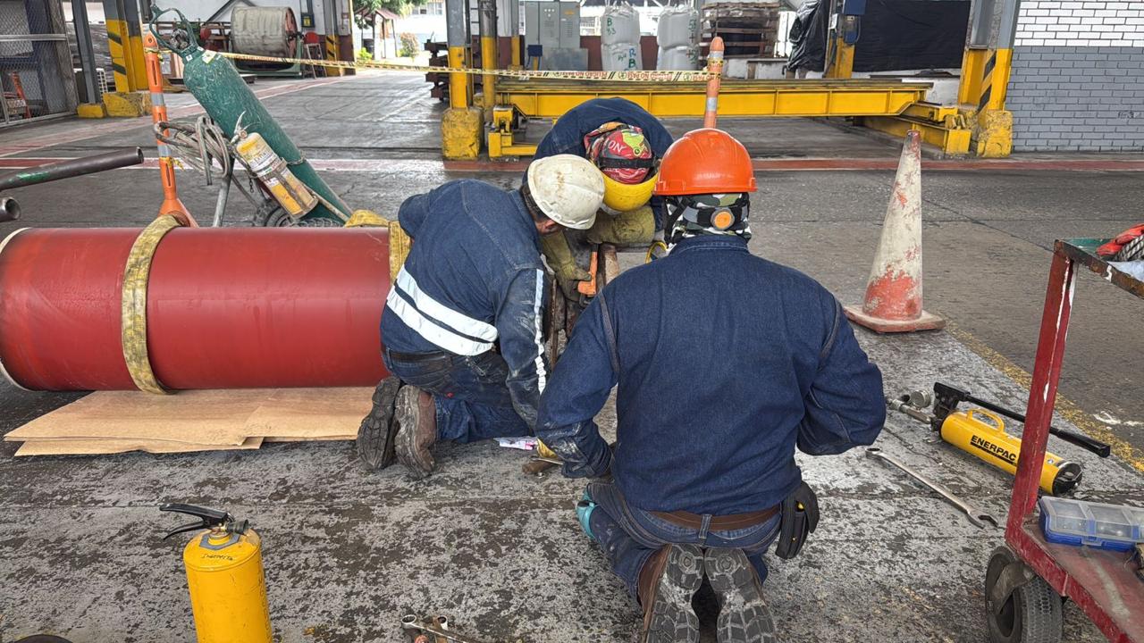 Equipo trabajando en tubería industrial