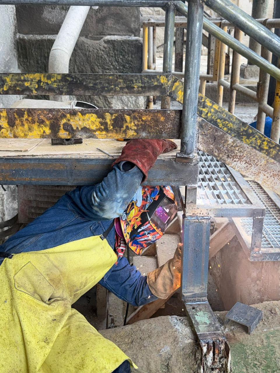 Soldadura en estructura de escalera